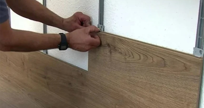 вертикальное крепление ламината на стену с помощью специальных кляймеров