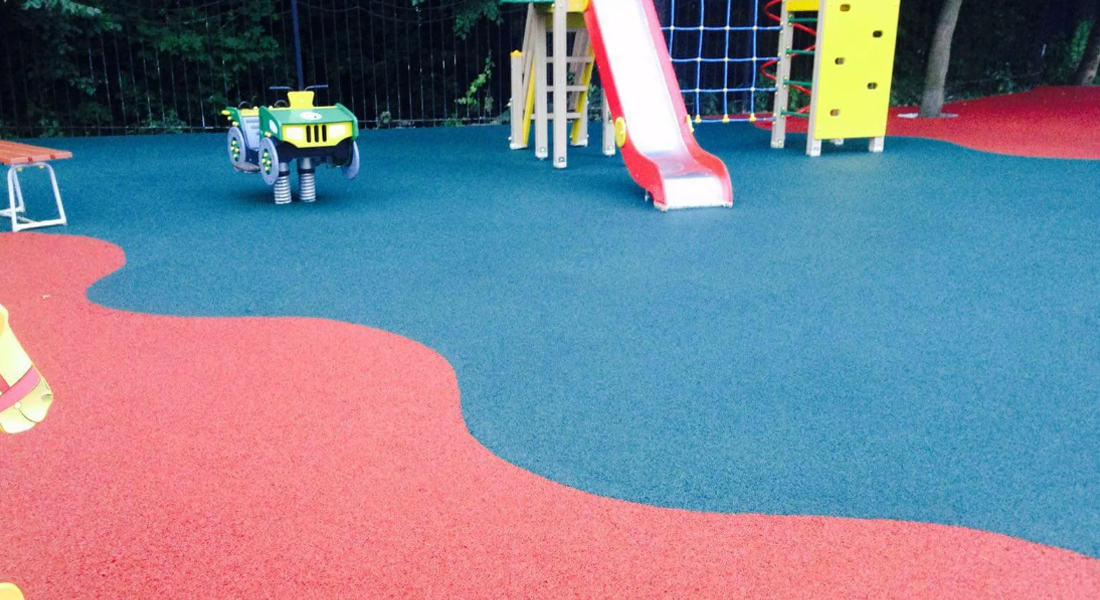 детская площадка с резиновой плиткой в качестве покрытия