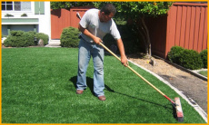 Уход за засыпной искусственной травой