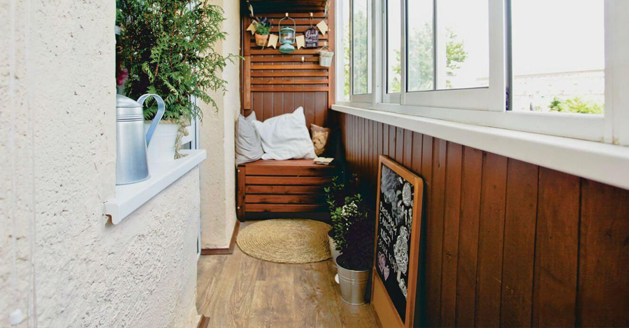 балкон с деревянной обивкой и плиткой на полу