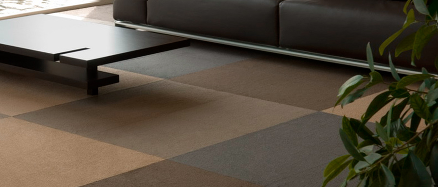 использование ковровой плитки в гостиной
